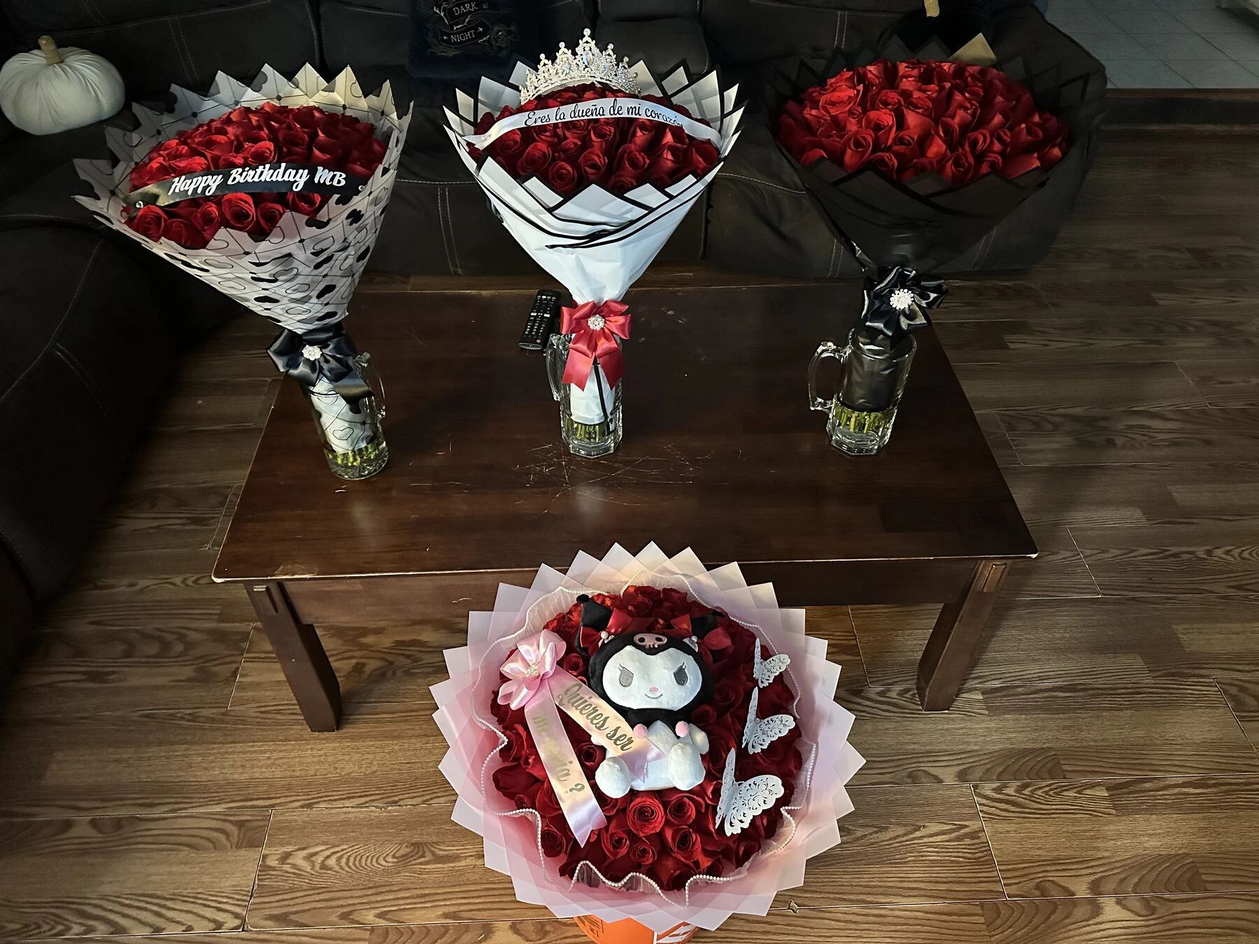 Varios arreglos florales pequeños y un arreglo redondo para regalo exhibidos juntos.